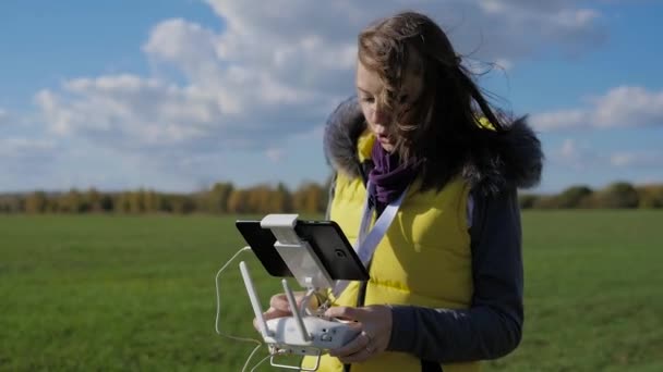 La chica maneja un dron no tripulado — Vídeos de Stock