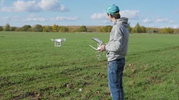 Der junge Mann steuert eine unbemannte Drohne — Stockvideo