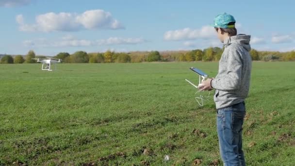 Den unge mannen hanterar en obemannad drone — Stockvideo