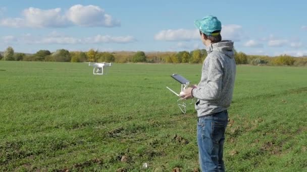 O jovem gere um drone não tripulado — Vídeo de Stock