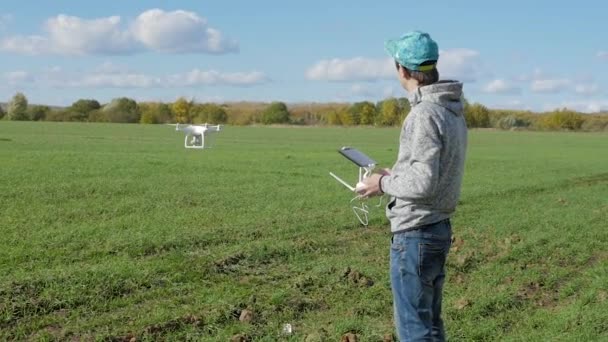 Den unge mannen hanterar en obemannad drone — Stockvideo