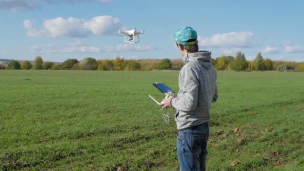 Il giovane gestisce un drone senza equipaggio — Video Stock