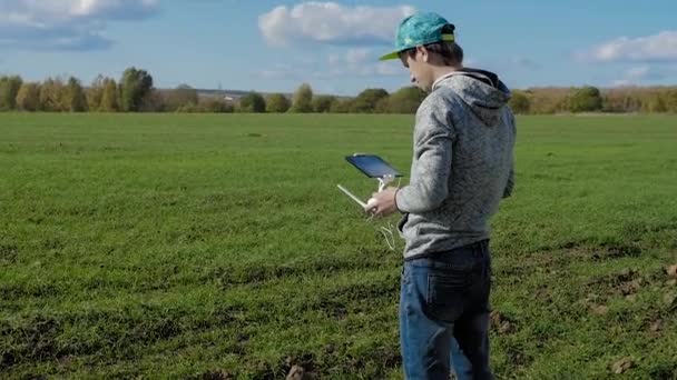 El joven maneja un dron no tripulado — Vídeos de Stock