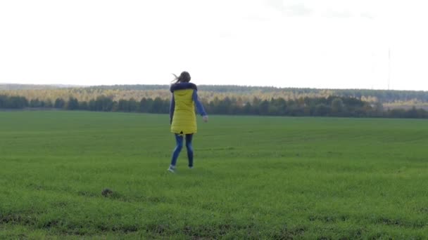 Ela corre pelo campo verde — Vídeo de Stock