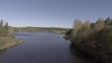 Uçuş bir sonbahar Nehri üzerinde