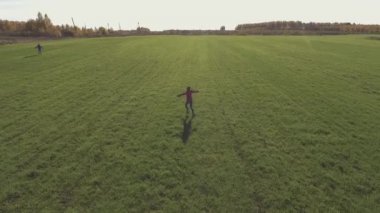 Adam ve kız birbirlerine doğru yeşil sahada çalıştırın