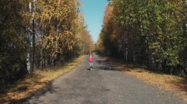 Sonbahar yolda yürürken kız