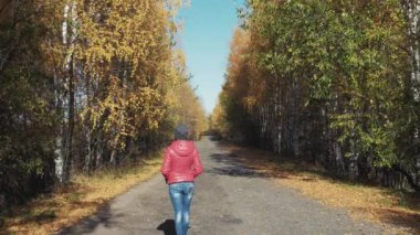 Sonbahar yolda yürürken kız