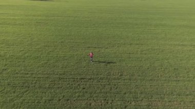 Genç adam ve yeşil alan üzerinde dolaşan kız