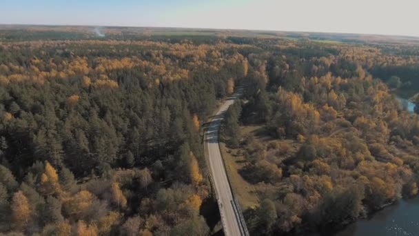 Route de campagne donnant sur le pont et la rivière — Video