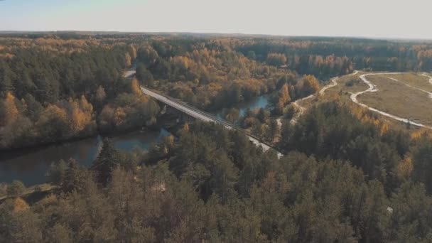 Estrada rural com vista para a ponte e rio — Vídeo de Stock