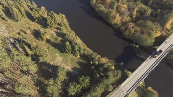 乡间小路俯瞰桥和河 — 图库视频影像