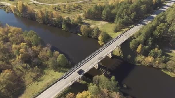 Estrada rural com vista para a ponte e rio — Vídeo de Stock