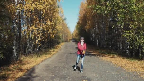 Chica lanzando hojas de oro, disfrutando del otoño — Vídeos de Stock