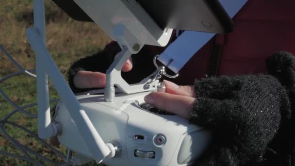 Dziewczyna kontroluje drone — Wideo stockowe