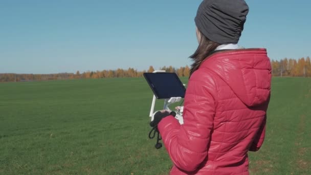 Das Mädchen steuert die Drohne — Stockvideo