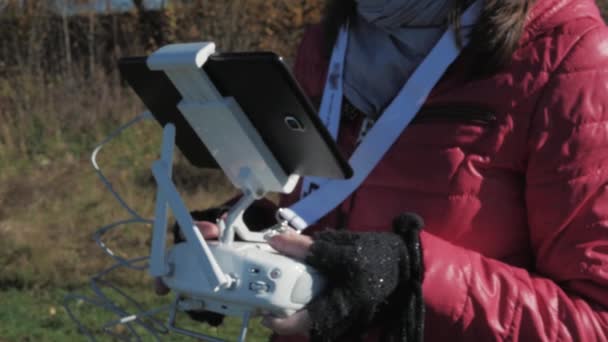 Das Mädchen steuert die Drohne — Stockvideo