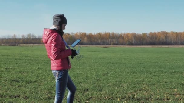 Das Mädchen steuert die Drohne — Stockvideo