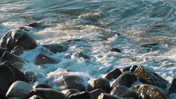 Море бьется о скалы — стоковое видео