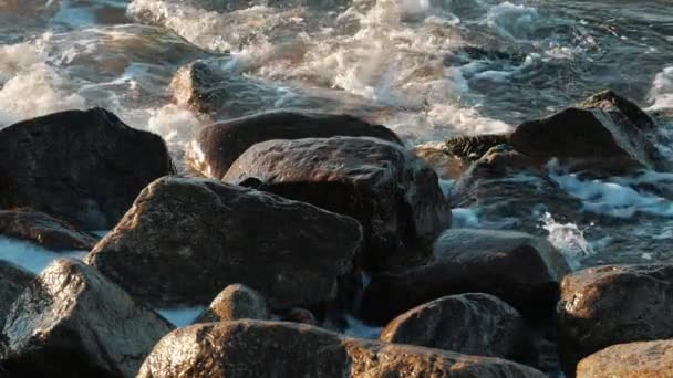 La mer bat sur les rochers — Video