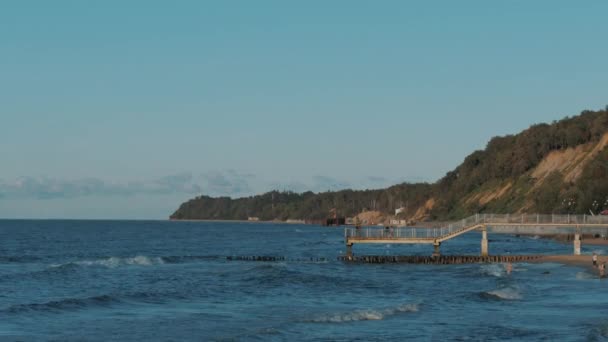 La gente camina en el muelle — Vídeo de stock