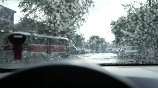 Gotas de lluvia en el parabrisas — Vídeos de Stock