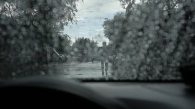 Ön cama yağmur damlıyor.