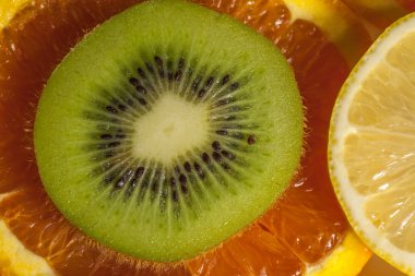 bir tabağa dilimlenmiş meyve