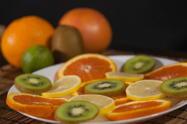 Нарезанные фрукты на тарелке — стоковое фото