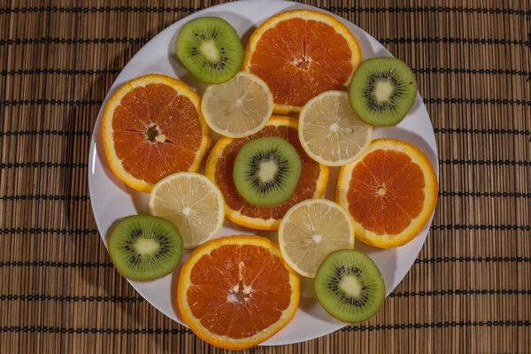 접시에 과일을 슬라이스 — 스톡 사진
