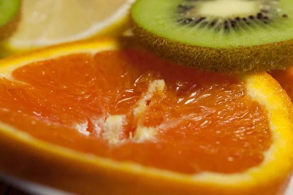 접시에 과일을 슬라이스 — 스톡 사진