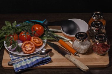 Sebze ve çatal bıçak takımı masaya vardır