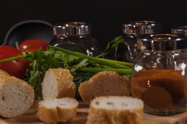 Sebze ve çatal bıçak takımı masaya vardır