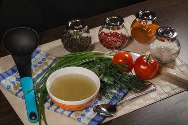 Sebze ve çatal bıçak takımı masaya vardır