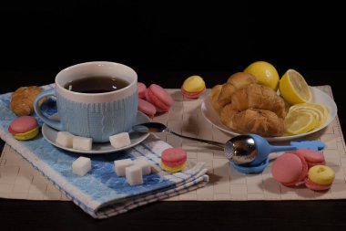 Siyah çay tatlılar