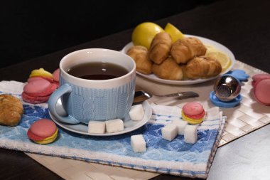 Siyah çay tatlılar