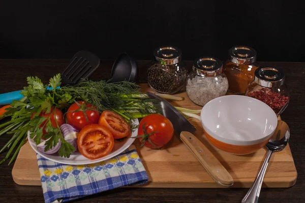 Legumes e talheres estão na mesa — Fotografia de Stock