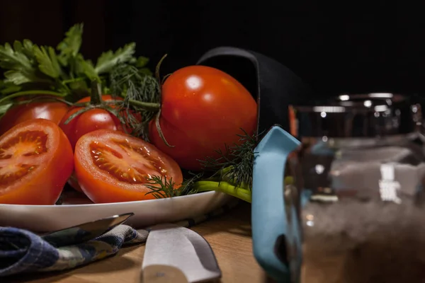 Овочі та столових приборів є на столі — стокове фото