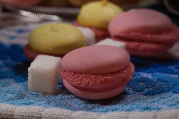 Roze macarons op een plaat — Stockfoto