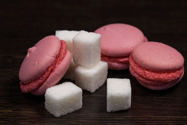 Bir plaka üzerinde pembe macarons