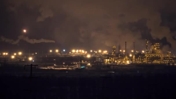 Νύχτα εργοστάσιο χημικών — Αρχείο Βίντεο