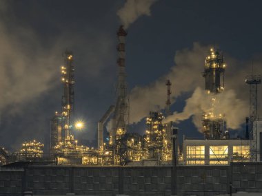 Gece kimya fabrikası