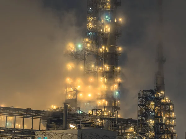 Natt kemisk fabrik — Stockfoto