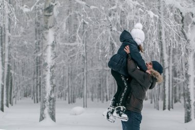 Küçük kız baba ile ormanda yürüyüş