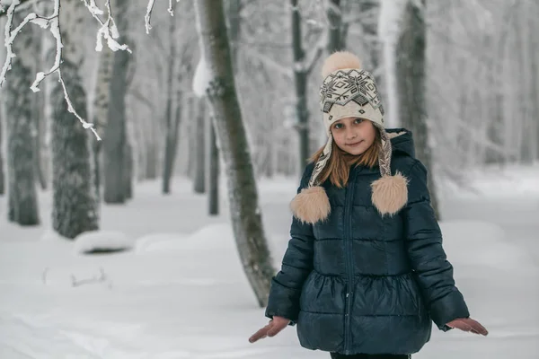 Little girl walking in the woods — Stock Photo, Image