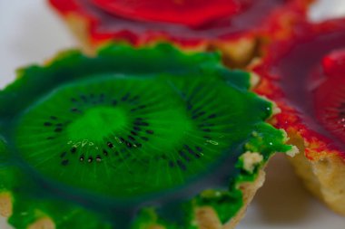 beyaz arkaplanda pasta