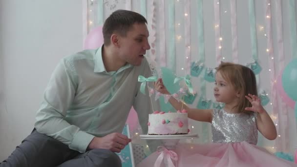 Little girl feeds her daddy some cake — Stock Video