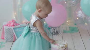 Bir çocuğun doğum günü partisi kutluyor