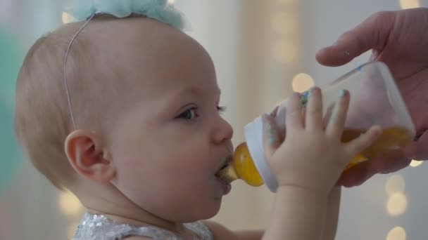 Celebrar la fiesta de cumpleaños de un niño — Vídeo de stock