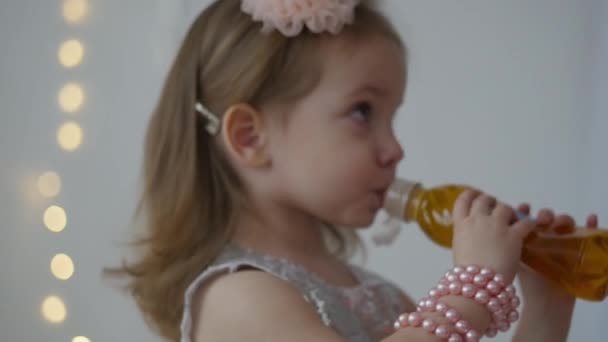 Festeggiare la festa di compleanno di un bambino — Video Stock